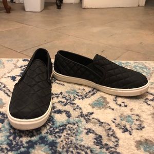 Cushionare black sneakers